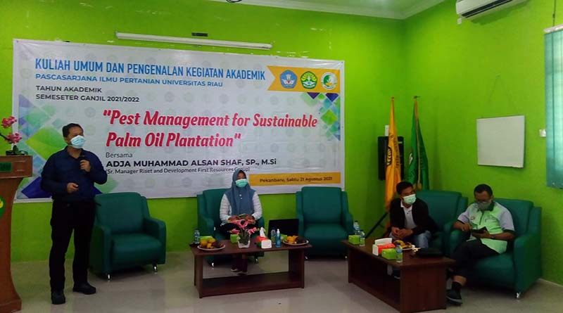 General Manager (GM) Riset and Development First Resources Group Adja Muhammad Alsan Shaf SP MSi saat menyampaikan materi pengendalian hama secara berkelanjutan kepada mahasiswa Pascasarjana Pertanian Unri, Sabtu (21/8/2021).